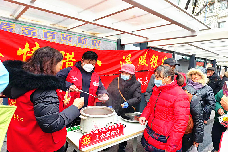 江蘇省南京市鼓樓區(qū)小市街道東井亭社區(qū)關(guān)工委：臘八粥香暖人心，“五老”相伴傳溫情(1).jpg