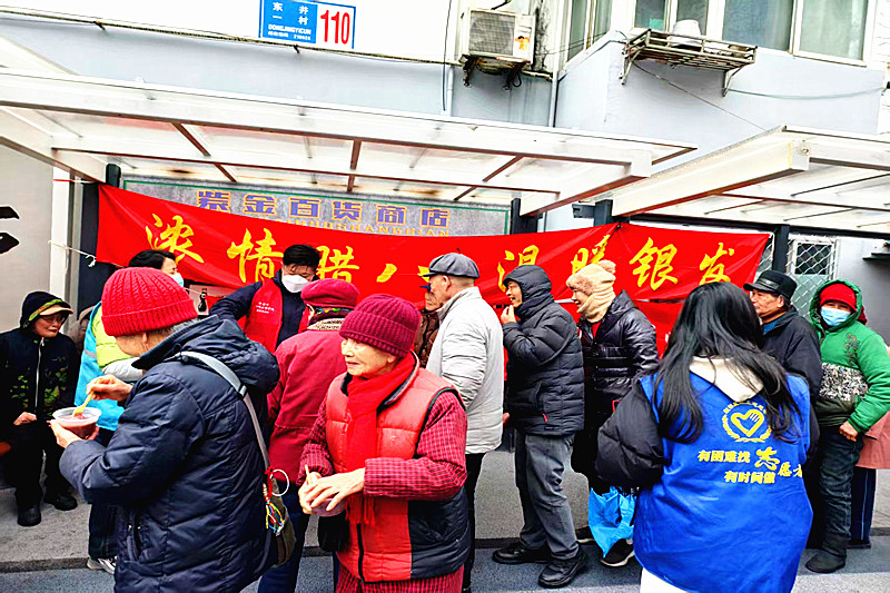 江蘇省南京市鼓樓區(qū)小市街道東井亭社區(qū)關(guān)工委：臘八粥香暖人心，“五老”相伴傳溫情(2).jpg