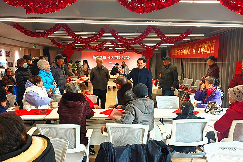 玄武區(qū)老年體協(xié)書畫專委會開展送春聯(lián)進(jìn)社區(qū)活動(1).jpg