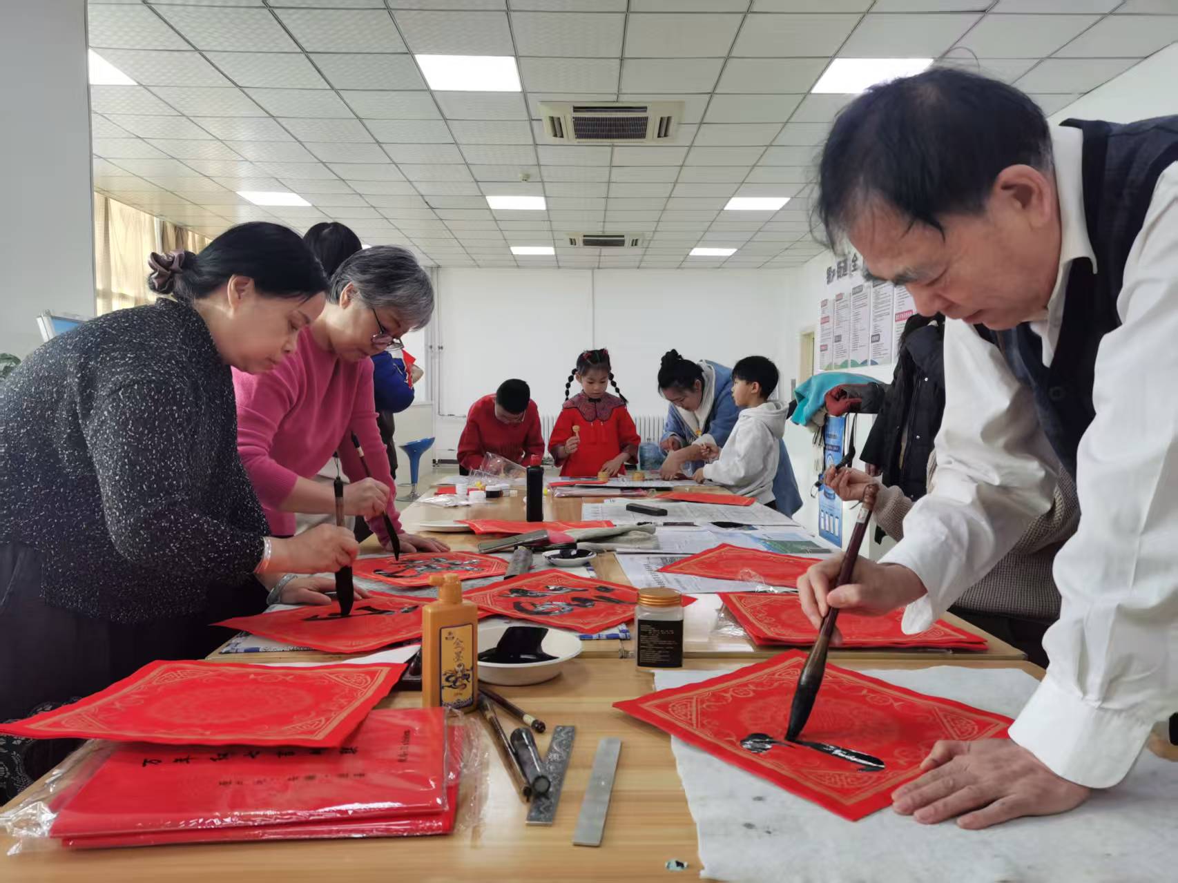 大慶市紅崗區(qū)銀河街道銀河社區(qū)關(guān)工小組開(kāi)展“翰墨迎新春·福韻潤(rùn)童心”民俗文化主題實(shí)踐活動(dòng) (2).jpg