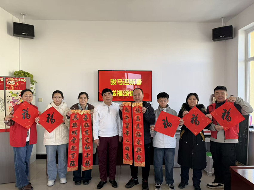 西城街道錦繡社區(qū)“駿馬迎春送福至 ，墨香錦繡暖人心”送?；顒?dòng)照片1_副本.jpg