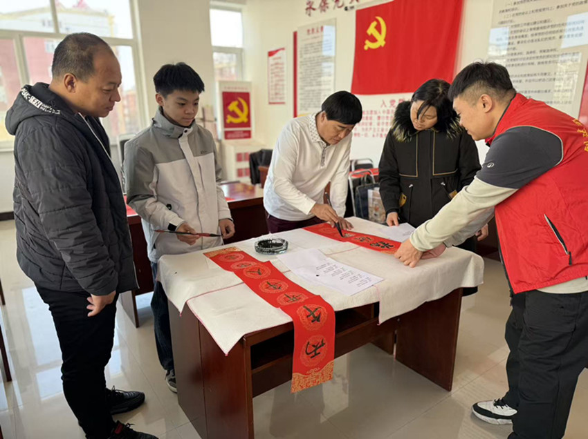 西城街道錦繡社區(qū)“駿馬迎春送福至 ，墨香錦繡暖人心”送?；顒?dòng)照片2_副本.jpg