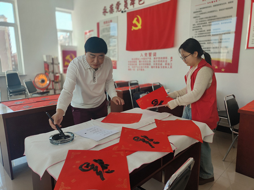 西城街道錦繡社區(qū)“駿馬迎春送福至 ，墨香錦繡暖人心”送?；顒?dòng)照片5_副本.jpg