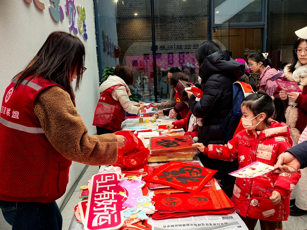 1770274488185339.jpg 湖濱社區(qū)關工委開展“馬年有喜市”新春濱果市集3_副本.jpg