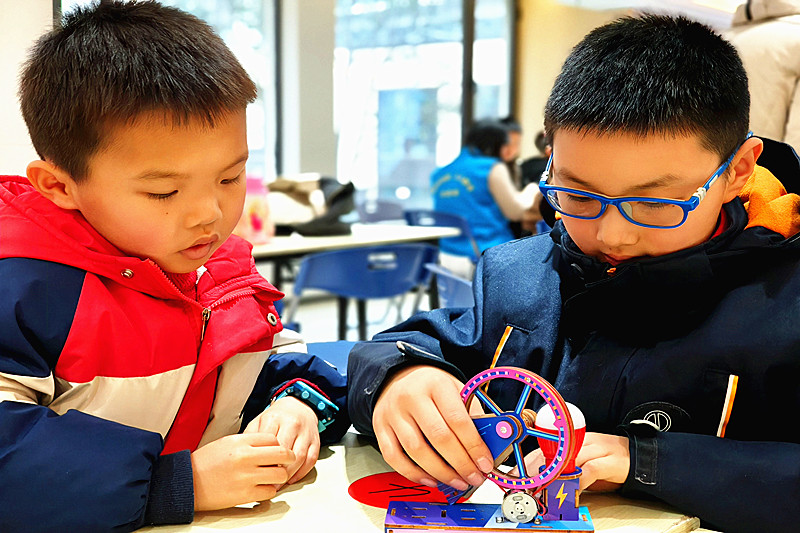 1770284975251961.jpg 江蘇省南京市鼓樓區(qū)小市街道線路新村社區(qū)青少年冬令營活動“點亮科學(xué)的能量鑰匙”(3).jpg