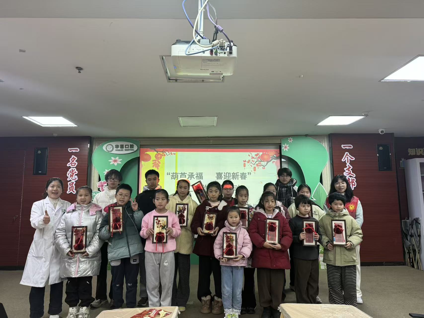 景中苑社區(qū)關(guān)工小組開展“葫蘆承福 喜迎新春”手工制作主題活動(dòng)6.jpg